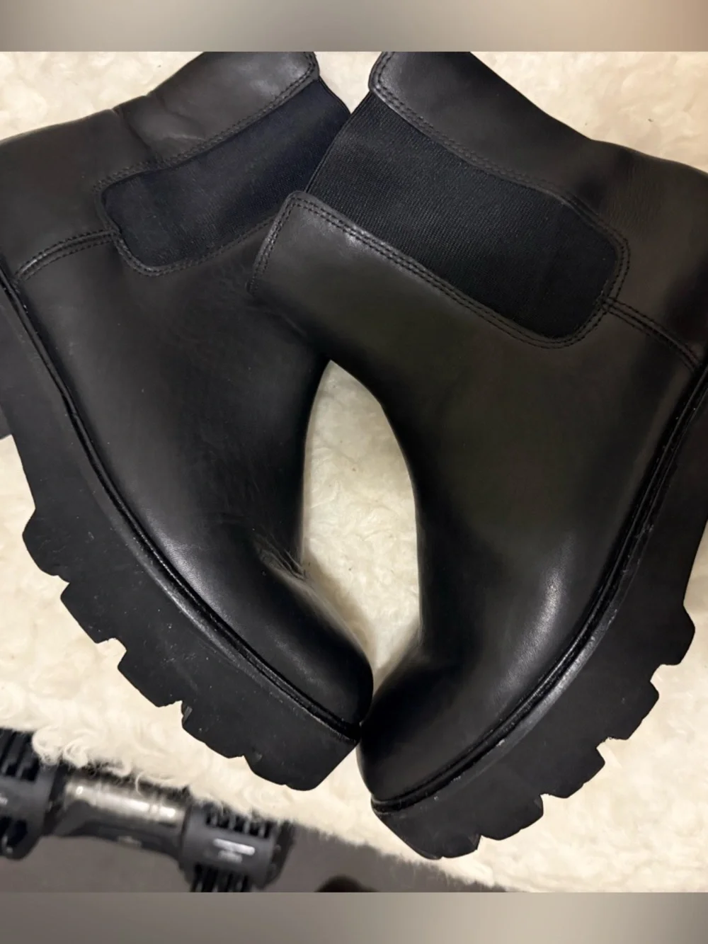 J.CREW LUG-SOLE CHELSEA BOOTS IN LEATHER BLACK CHUNKY GRUNGE MOTO SIZE 7.5M - Picture 2 of 7